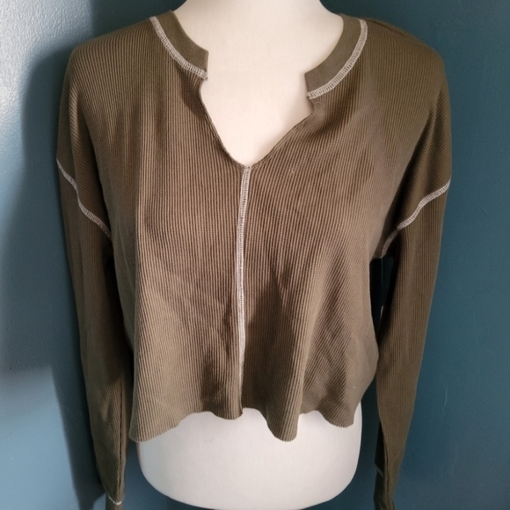 BP thermal look crop‎ v-neck long sleeve shirt NWT size Medium